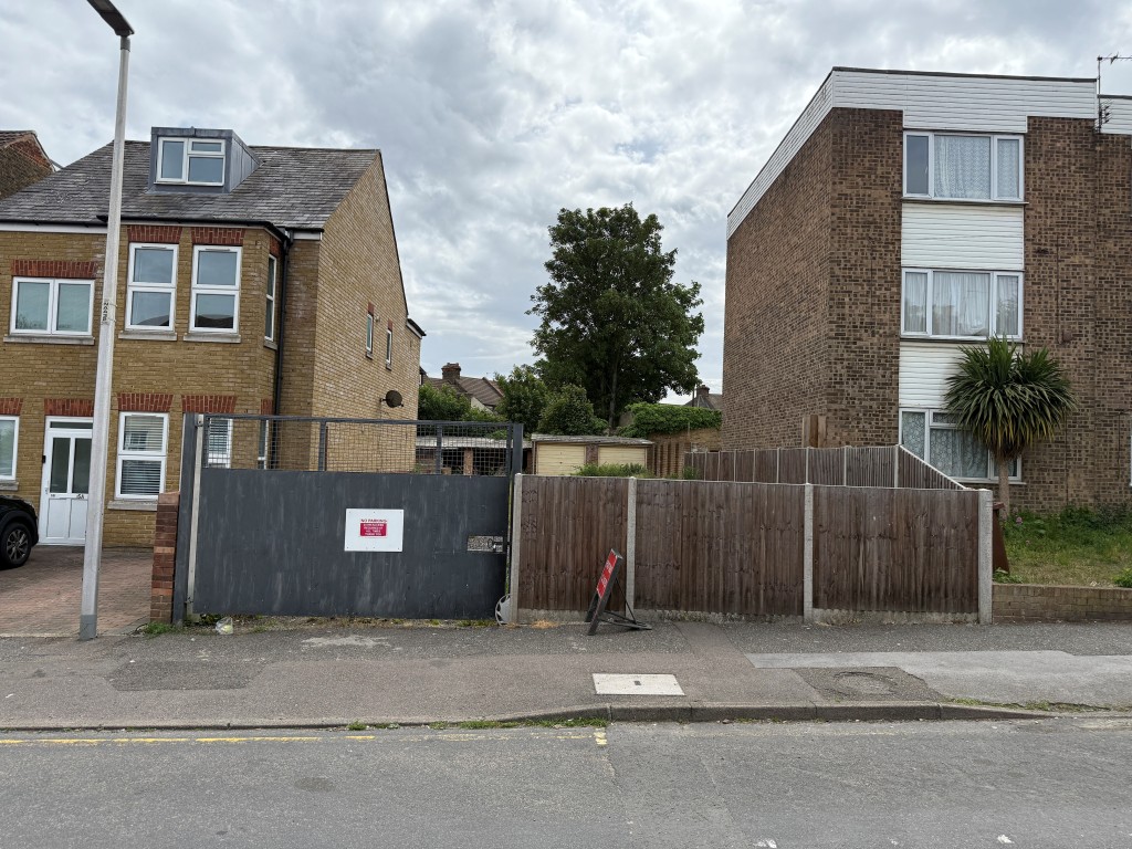 Lot: 68 - BUILDERS YARD WITH PLANNING FOR FIVE BEDROOM DETACHED HOUSE - View of site
